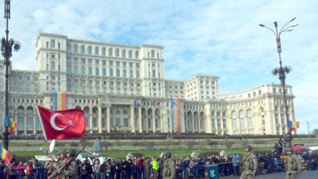 Perinçek yazıyor, AKP Parti oynuyor