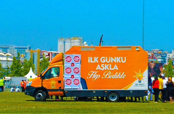 AKP’lilerden Fetih Şöleni’nde Davutoğlu’na büyük şok