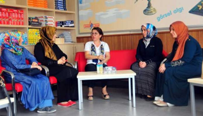 Mağdur öğretmenlerin eşleri yaşanan hukuksuzlukları anlattı