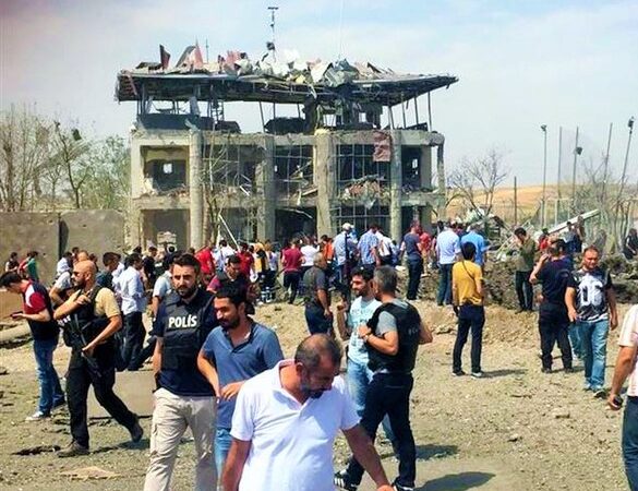 Diyarbakır’da bombalı saldırı: İkisi polis bir çocuk hayatını kaybetti
