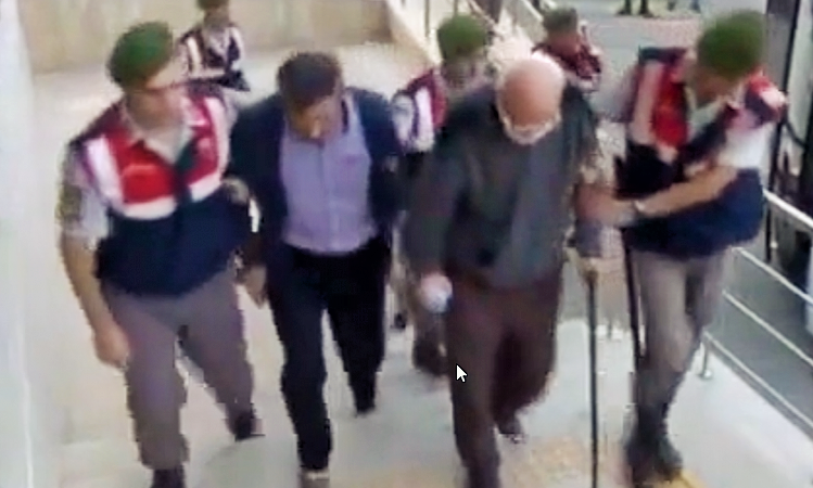 Darbeci diye gözaltına alınan 72 yaşındaki Deverekli, jandarmanın yardımıyla yürüyebildi