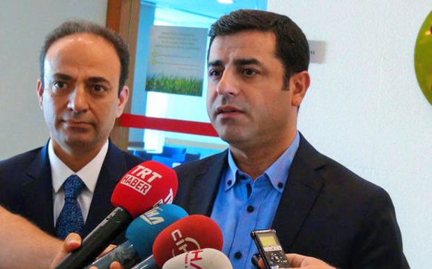 Demirtaş:  Kürtçe konuşamamam bir ayıptır, ama benim değil devletindir
