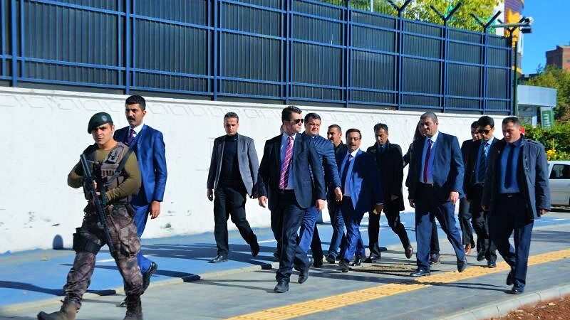 Kayyım Kaymakam, çok sayıda korumayla silahların gölgesinde göreve başladı