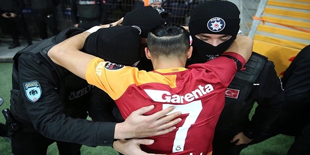 Yasin Öztekin attığı golden sonra çevik kuvvet polisine sarıldı