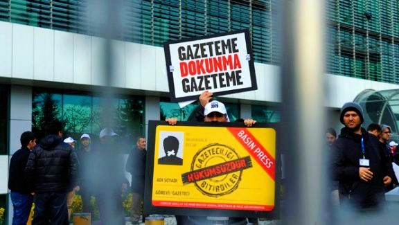28 Şubat’ta evimizi defalarca basan polis, giyinmeden odamıza girmezdi, şimdi taciz ederek mahremiyet alanıma girdiler