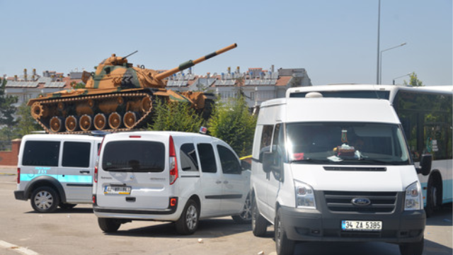 İşten atılan Belediye çalışanları, 15 Temmuz plaketlerini iade ettiler