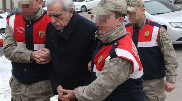AHMET TÜRK’E YAPILAN MUAMELEYE TEPKİ: EY TÜRK MİLLETİ OLACAKLARI HAK EDİYORSUN!