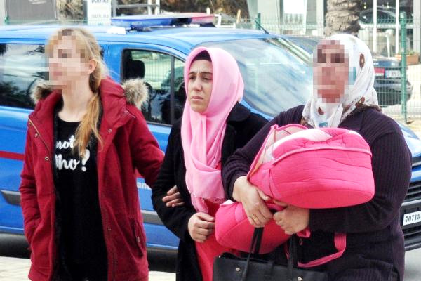Bir utanç vesikası olarak tarihe geçti: Yeni doğum yapan anne 1 günlük bebeğiyle sorguda!..