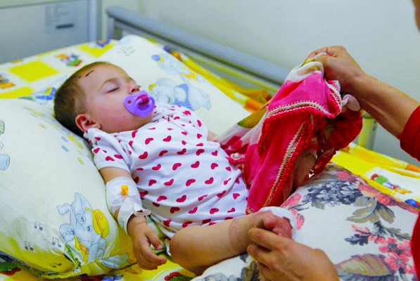 Doğu donuyor: Buz tutan şadırvan şelaleye döndü