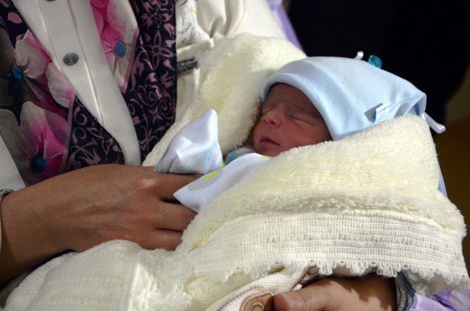 Eşini cezevinde ziyarete gitti, bebeğiyle birlikte tutuklanarak, cezaevine konuldu