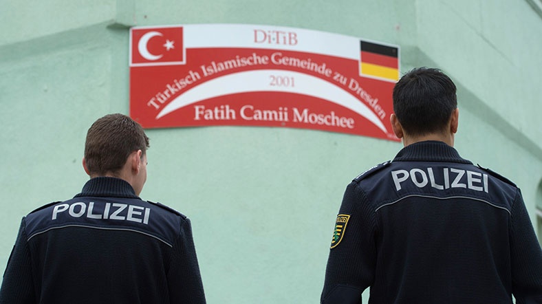 Alman Polisi Almanya’da, Diyanet’in ajan imamlarına baskın düzenledi