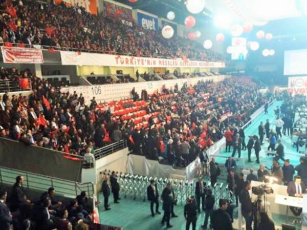 “Evet” kampanyasının ilk gününde AKP’yi endişelendiren referandum fiyaskosu