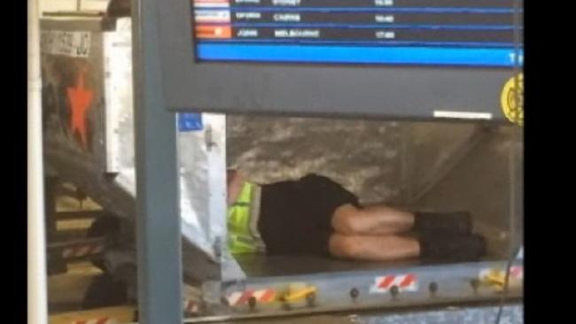 Sydney Havaalanı işçileri terminal altında uyuyor