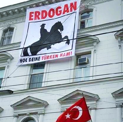 Viyana’da Türk Büyükelçiliği’ne pankartlı saldırı: ‘Erdoğan Türkleri al götür’