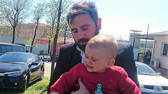 “8 AYLIK BEBEĞİ ANNESİNDEN AYIRAN VE AVUKATINA TESLİM EDEN ZULME DUR DEYİN!”