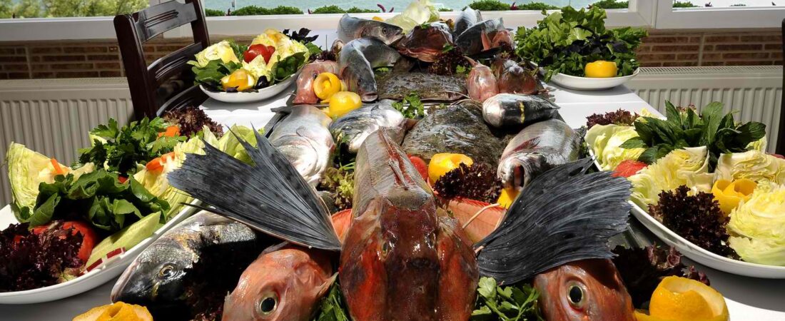 Deniz ürünleri restoranında 600 dolarlık yemek yedikten sonra hesabı gören müşteri, ödemek yerine sahile koşarak okyanusa atladı.