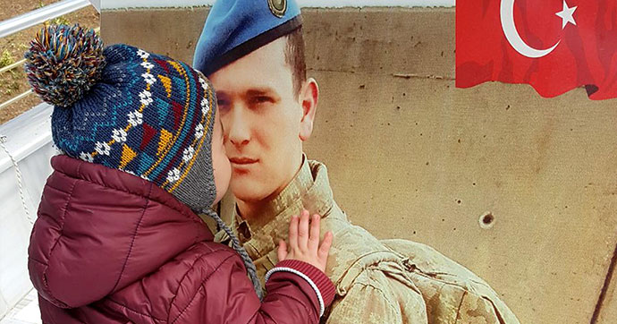 Yürek dağlayan kare:  Şehit çocuğu babasının mezarından ayrılamadı