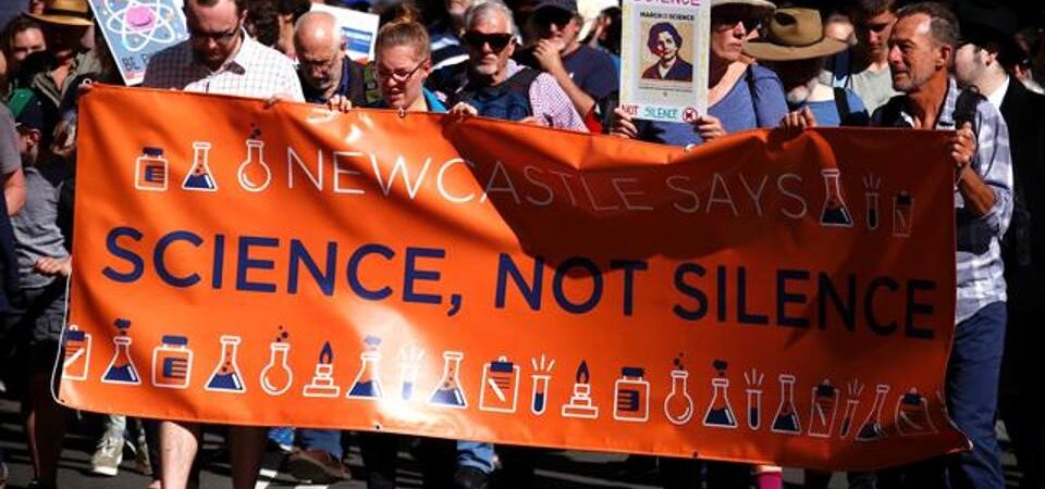 Sydney’de binlerce kişi bilim adamları için sokaklara döküldü