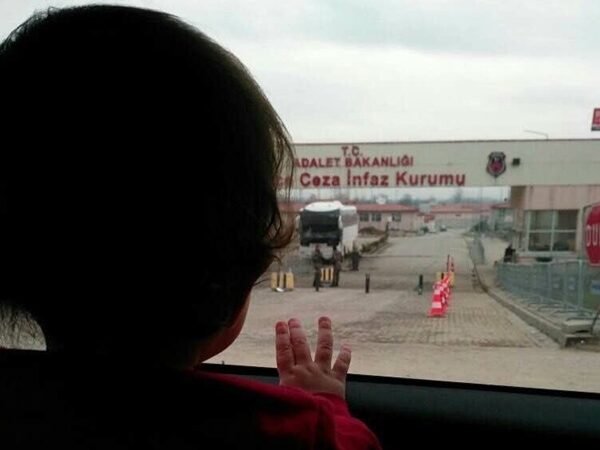 AKP’nin çocuklara armağan ettiği 23 Nisan’ı en iyi anlatan fotoğraf