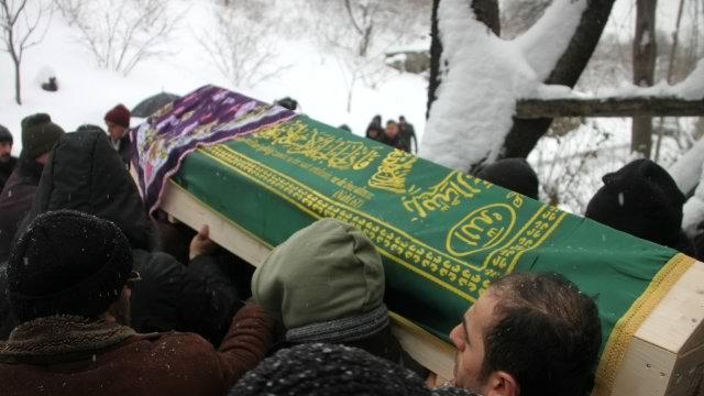 Bu nasıl bir kin: Oğretmeni öldürdüler, tutuklu eşine cenazeye katılma izni vermediler