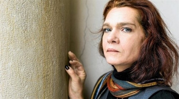 Aslı Erdoğan: Türkiye’de 163 gazeteci içeride; dışarıda gibi hissetmiyorum, ben hâlâ mahpusum!
