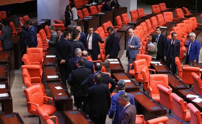 AKP’ye tepki gösteren CHP’liler meclisi terk etti: Sizi faşizminizle baş başa bırakıyoruz