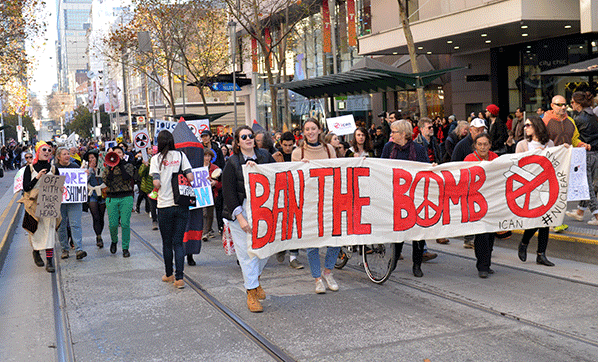 Melbourne’de nükleer silahlanma karşıtı protestosu