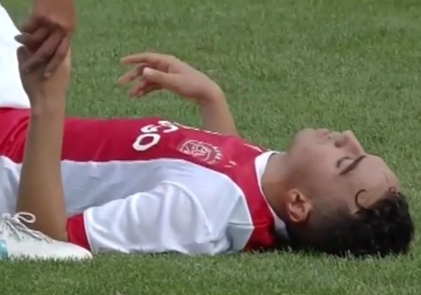 Yıldız futbolcunun hazırlık maçında kalbi durdu!