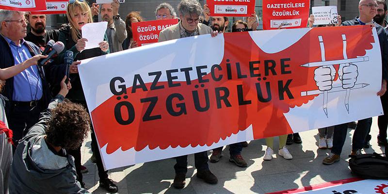 Adliye önünde ‘basına ve gazetecilere özgürlük’ çağrısı