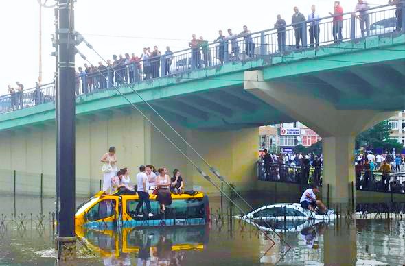 İstanbul’da ceviz büyüklüğünde dolu yağdı, hayat felç oldu; inanılmaz görüntüler