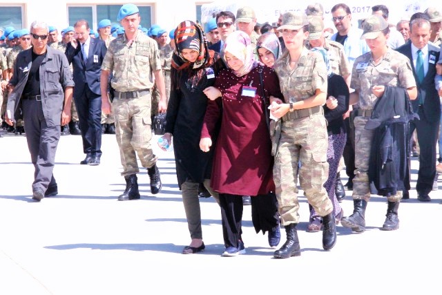 En acı şehit cenazesi:Küçük kardeş şehit, büyüğü “terörist” denilerek tutuklu cezaevinden cenazeye getirildi