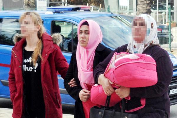 HİNTLİ AKTİVİST HAMİLE VE DOĞUM YAPAN KADINLARA YÖNELİK ZULMÜ KARİKATÜRLERE DÖKTÜ