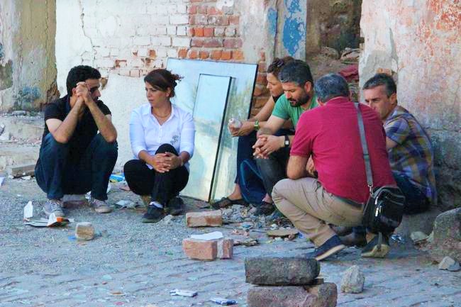 HDP’li milletvekilleri Sur’da oturma eylemi başlattı
