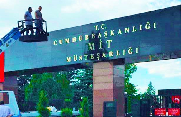 Parti devletine doğru: MİT binasının tabelasındaki “Başbakanlık” yerine “Cumhurbaşkanlığı” yazıldı.