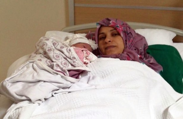 POLİSLERİN DOĞUMHANE KAPISINDA, ANNE VE BEBEKLERİ GÖZALTINA ALMA NÖBETİ DEVAM EDİYOR!