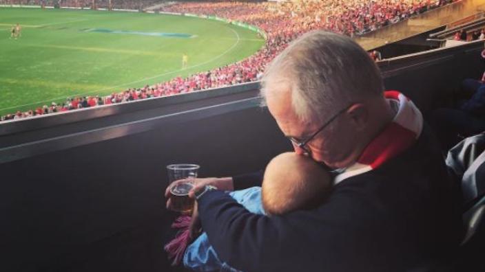 Başbakan Turnbull’un ‘elinde bira’ ile yayınladığı fotoğrafını savundu:Kendim gibi davrandım