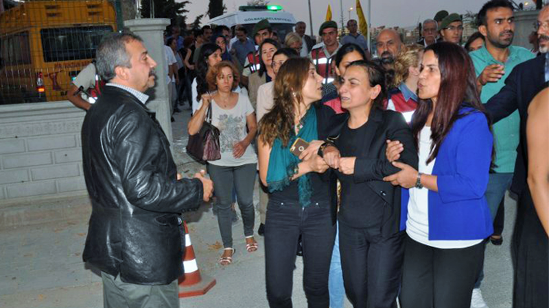 AKP Türkiye’sinin geldiği nokta: Tuğluk’un annesinin cenazesine saldırıldı, cenaze mezardan çıkarıldı