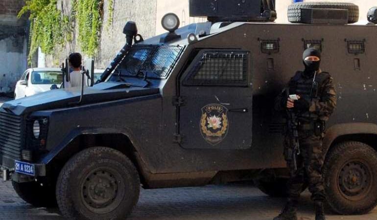 4 kişinin katli polise tahliye : Kobra tipi araçtan açılan ateş kazadır, bu kazalar sık oluyor