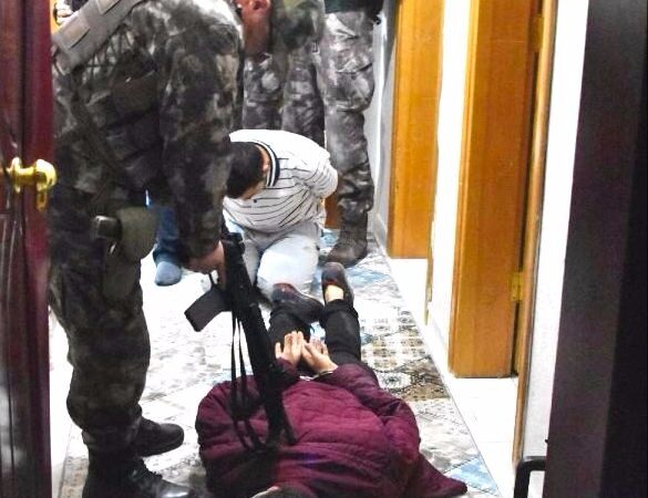 Polis öğrenci evlerini bastı, ters kelepçe taktı, silah dayadı: 50 gözaltı