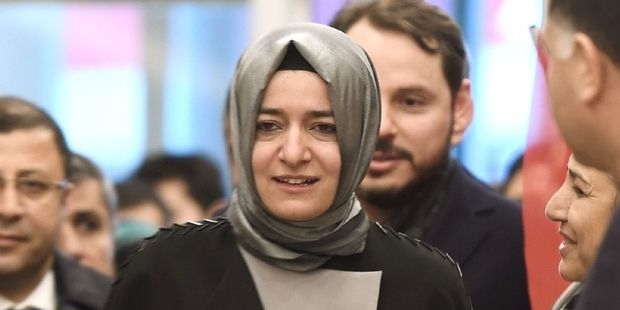 Eşinden Bylock çıktığı için apar topar boşanan bakan, Hollanda şovunda başrol alan Sayan