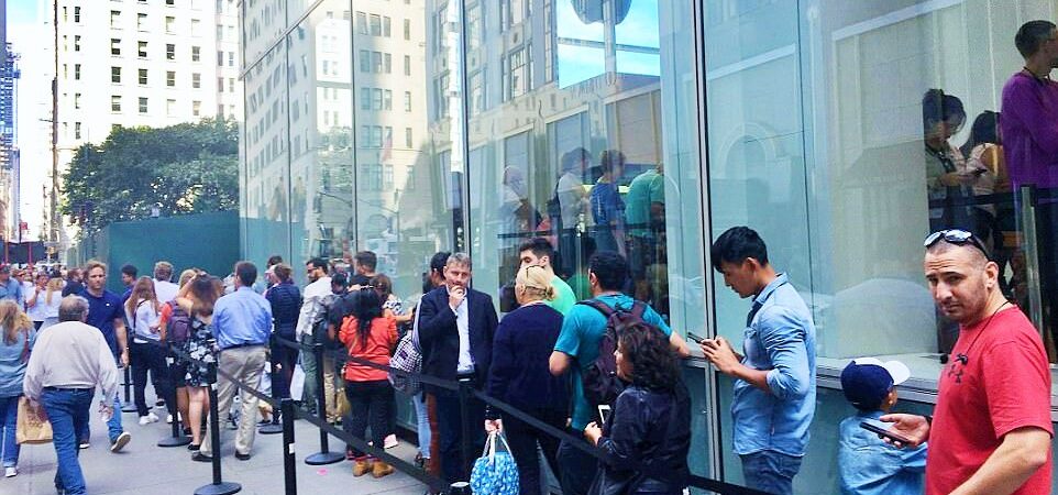 Sydney’de bir Çocuk iPhone X sırasını 500 dolara sattı