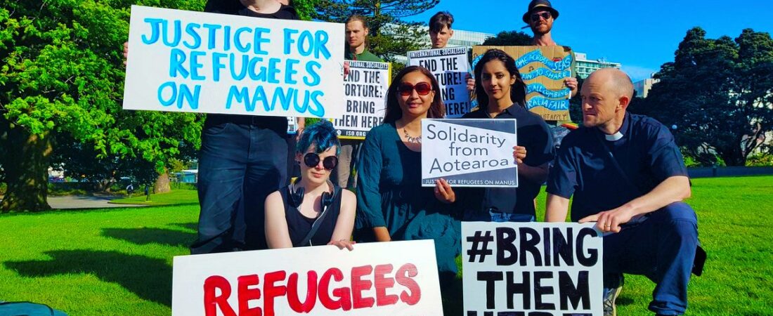 Manus sığınmacılarına destek devam ediyor: Göç ve Sınır Koruma Bakanlığı binası girişini barikat