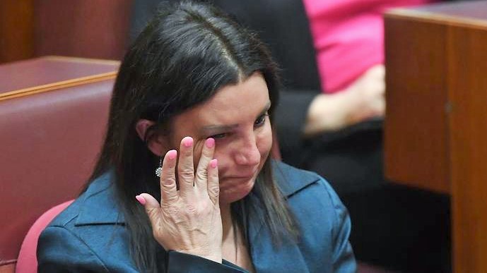 Çifte vatandaşlığı ortaya çıkan Tasmanya senatörü göz yaşları arasında görevini bıraktı