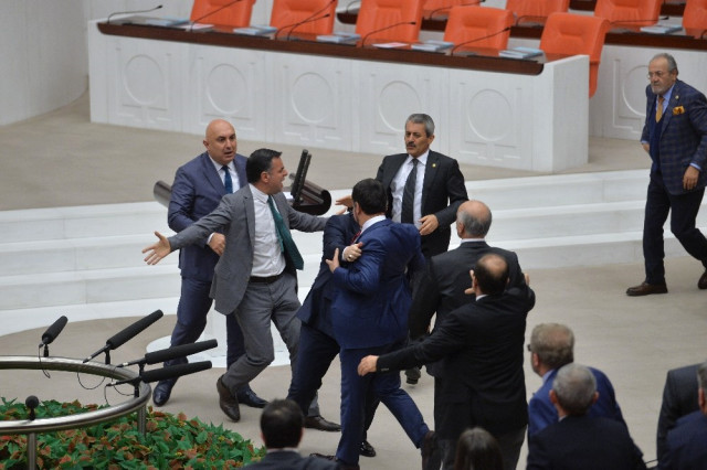 CHP’lilerin üzerine yürüdüler: AKP’li bir vekil Özkoç’un üzerine yürüdü