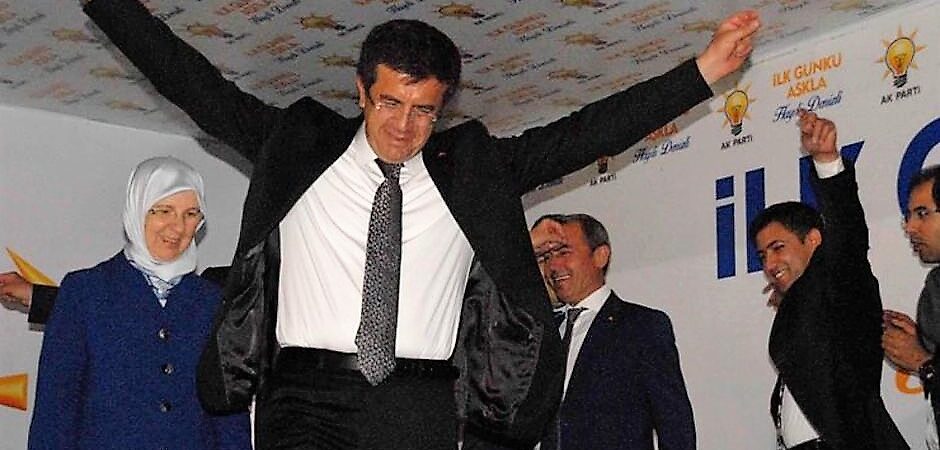 3 şarjör ile darbecilerle çatıştığını söyleyen AKP’li Bakan, kaçarken görüntüleri ortaya çıktı