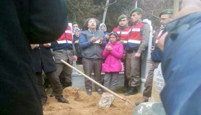 GÖRMEZ AİLSİNE ZULME DEVAM: ŞİMDİ DE, OĞLUNU SON YOLCULUĞA ELİ KELEPÇELİ UĞURLADI