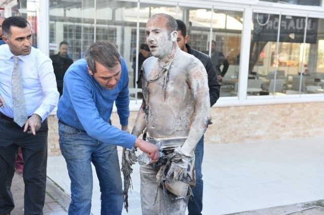 ‘Geçinemiyorum’ diyen işçi, Türkiye Büyük Millet Meclisi’nin önünde kendini yaktı