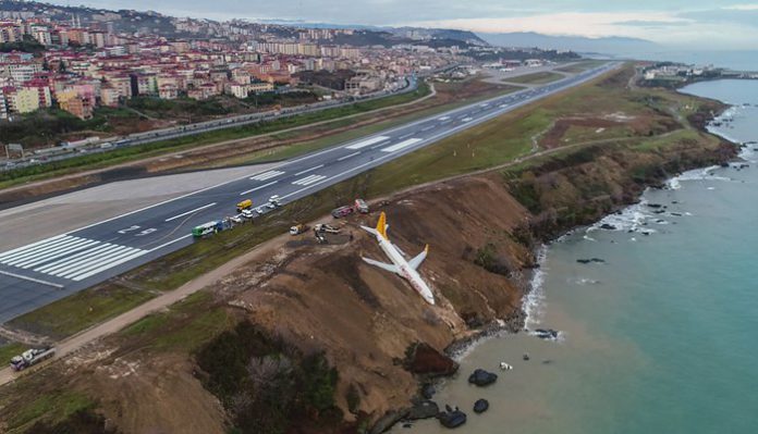 Trabzon’da uçak pistten çıkıp yamaca saplandı, ölen ya da yaralanan olmadı