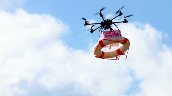 Dünya’da bir ilk: Lennox Head sahilinde drone, iki genci boğulmaktan kurtardı