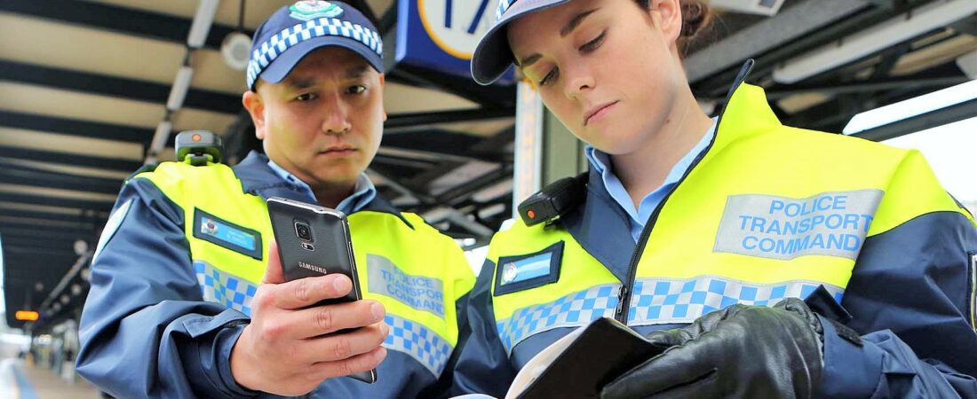 NSW Polisi, Sydney’deki kafe saldırganını arıyor